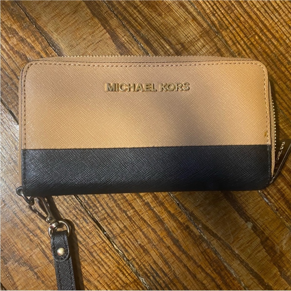 Michael Kors smartphone wristlet